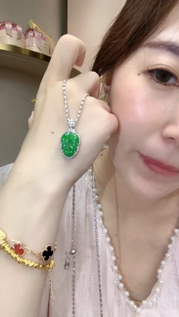 翡翠18K金镶嵌吊坠(不含链)春日珠宝 C40