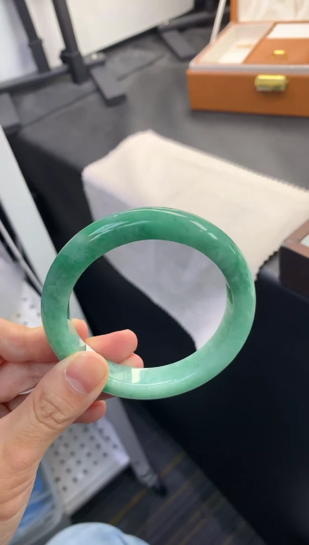 未镶嵌手镯翡翠退货需手镯吊牌标签完好