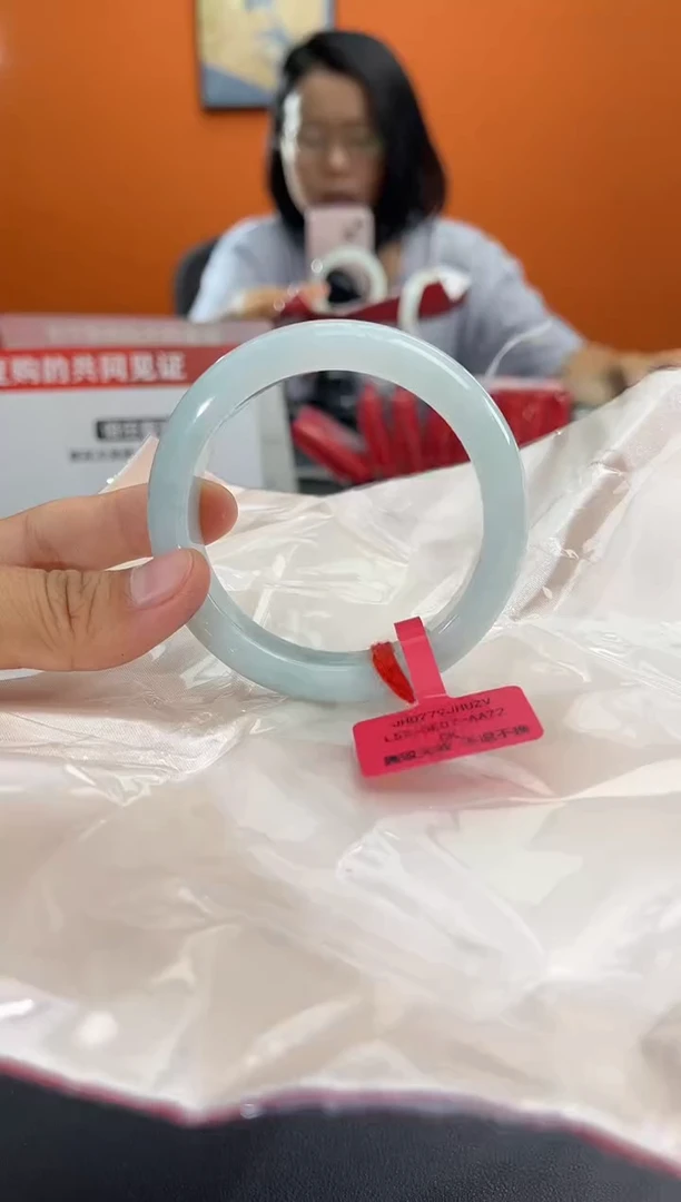 翡翠手镯未镶嵌翡翠手镯