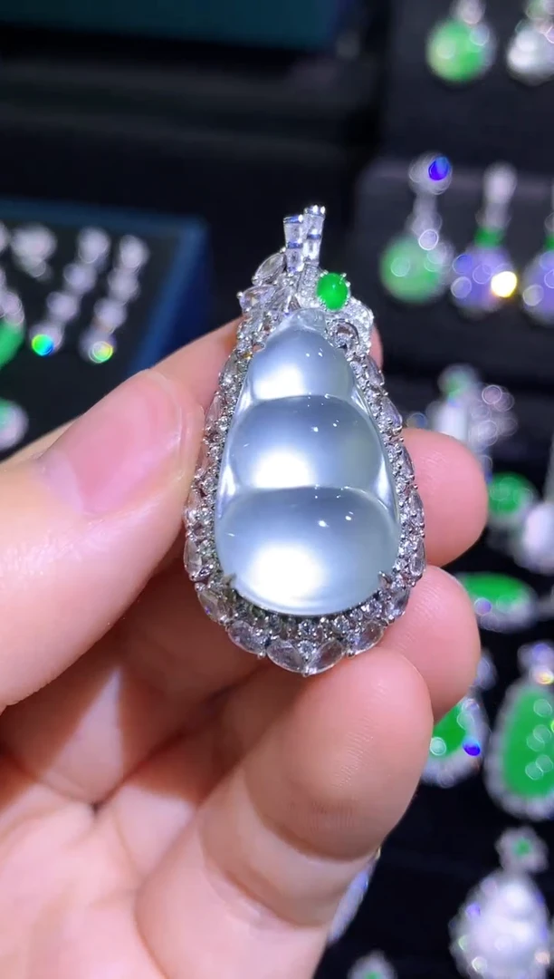 颈饰18K金镶嵌翡翠玻璃种极光福豆后盖可拆卸