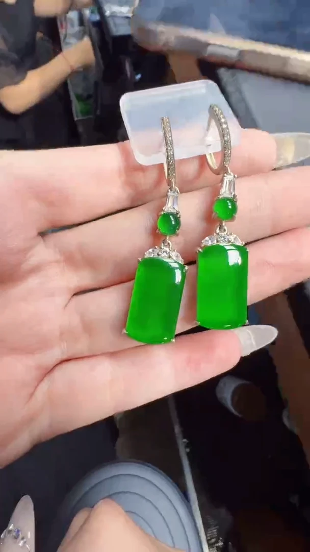未镶嵌定制翡翠翡翠A货有轻微色差属于正常现象，耳坠多样性发货1