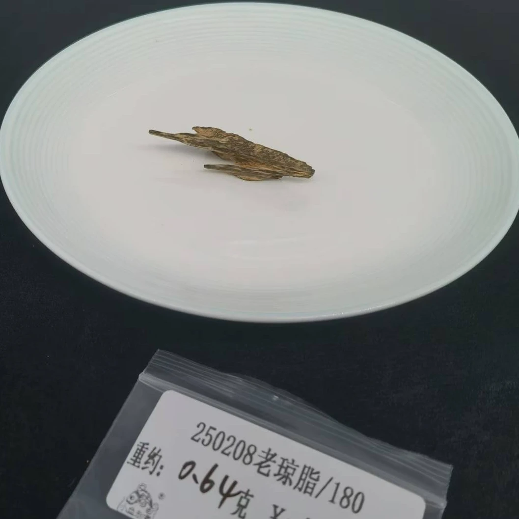 重约0.64克  250208老琼脂/180（料）天然木艺