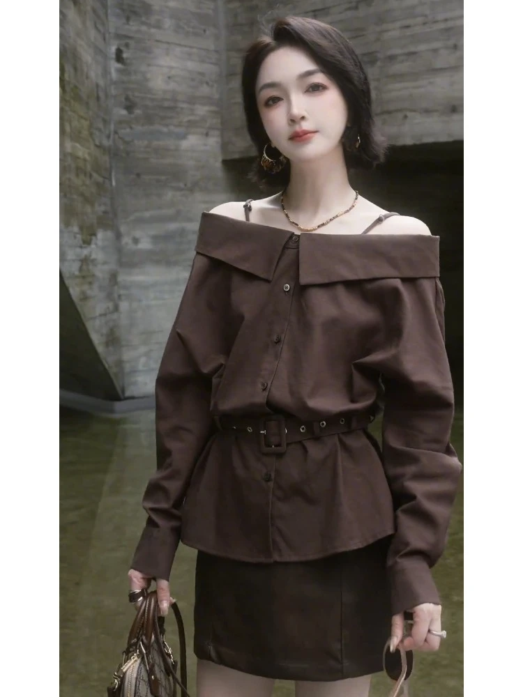 法式小资小上衣2025早秋高级感独特别致超好看气质咖色一字肩衬衫