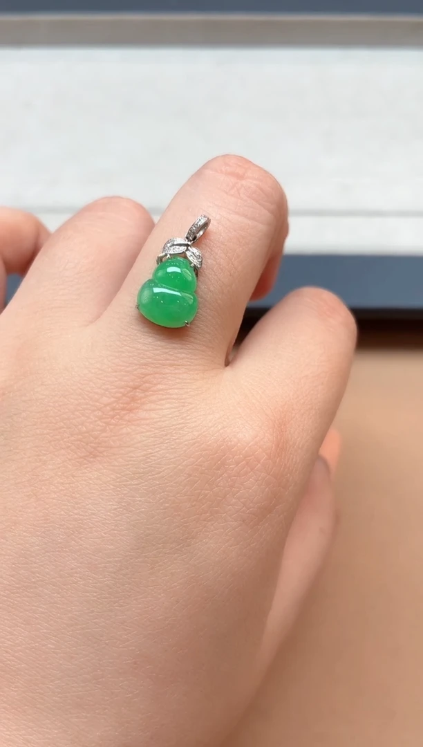 颈饰18K金镶嵌翡翠挂件