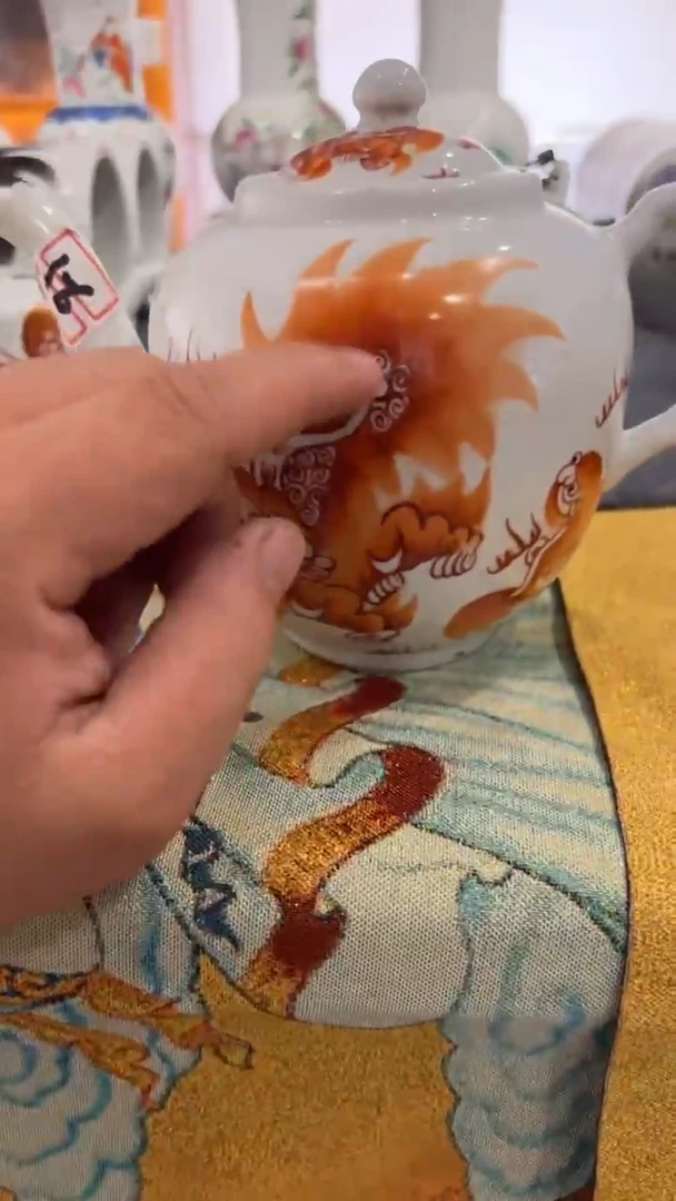 摆件瓷摆件瓷摆件狮子胡把一体水壶圆形