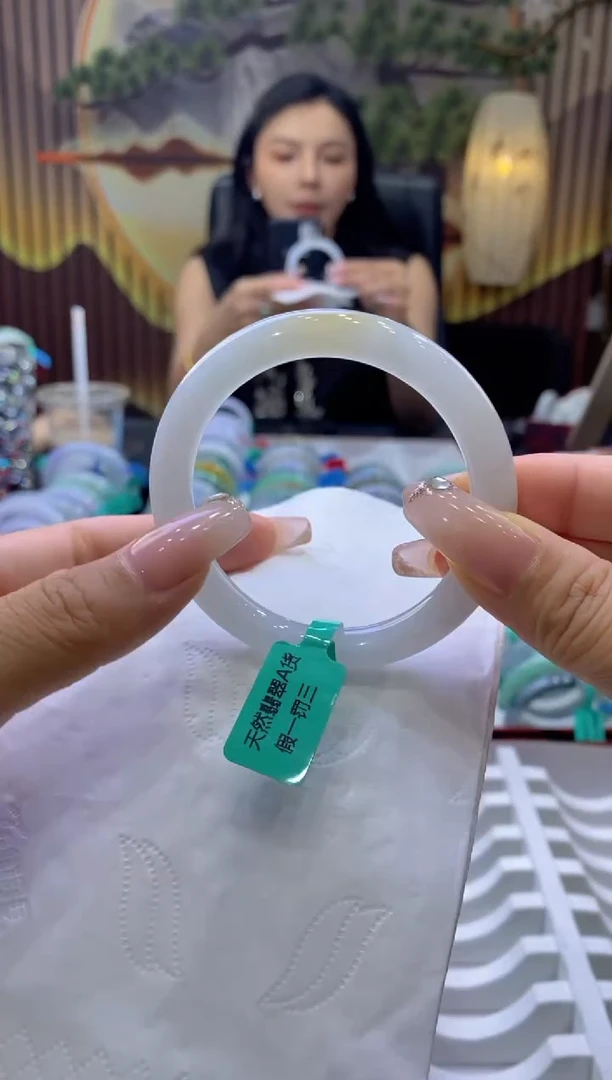 翡翠手镯未镶嵌多人00258