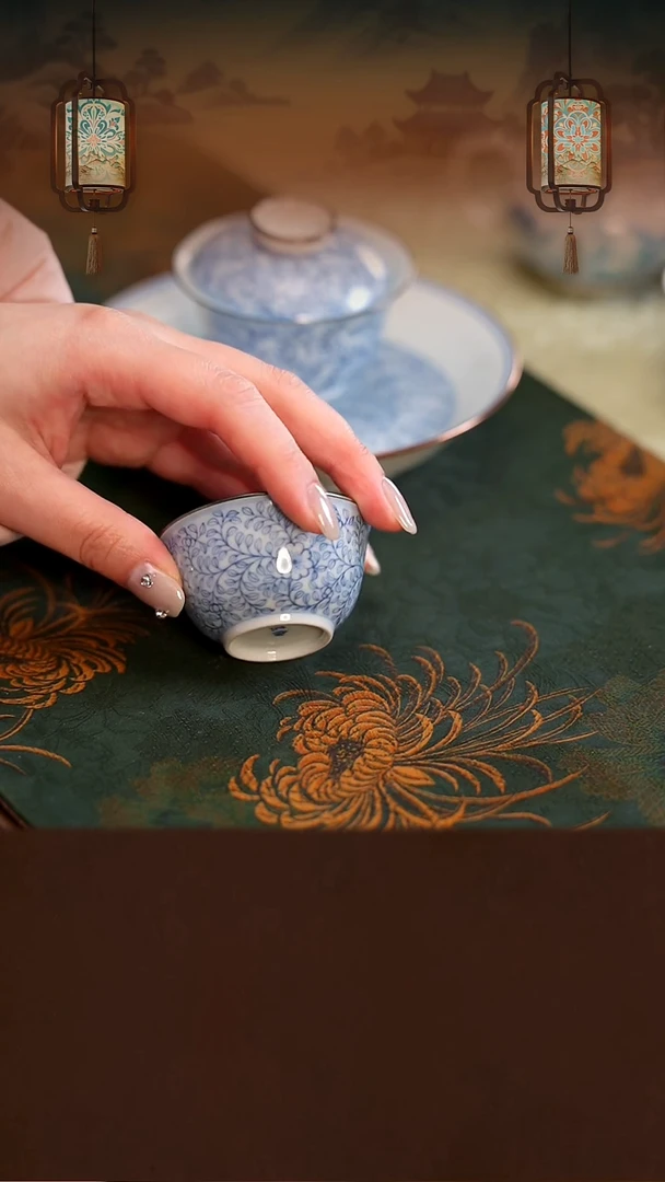 包银口青花淡描芳草地茶杯