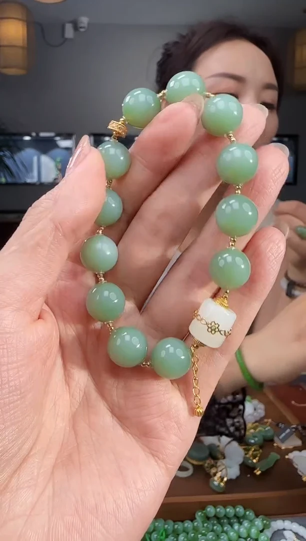 18K金镶嵌手链和田玉1