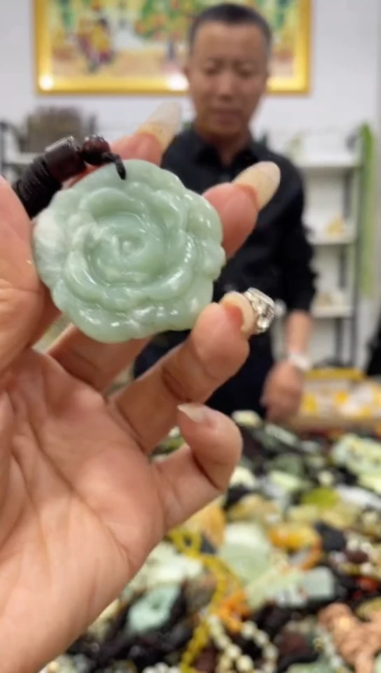 未镶嵌蛇纹石玉吊坠