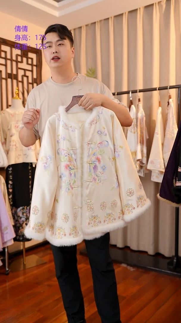 刺绣非遗服饰一物一件