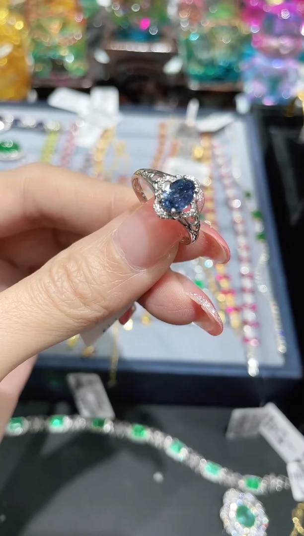 18K金镶嵌天然蓝宝石戒指