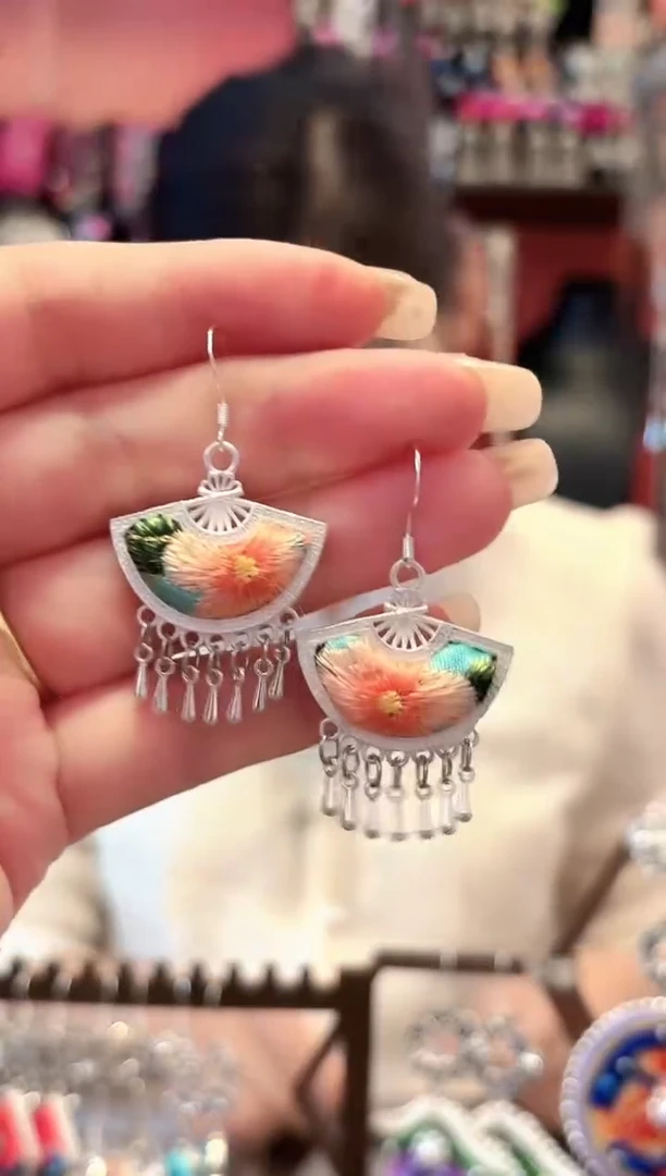 织绣云织谣民族风精美饰品  350