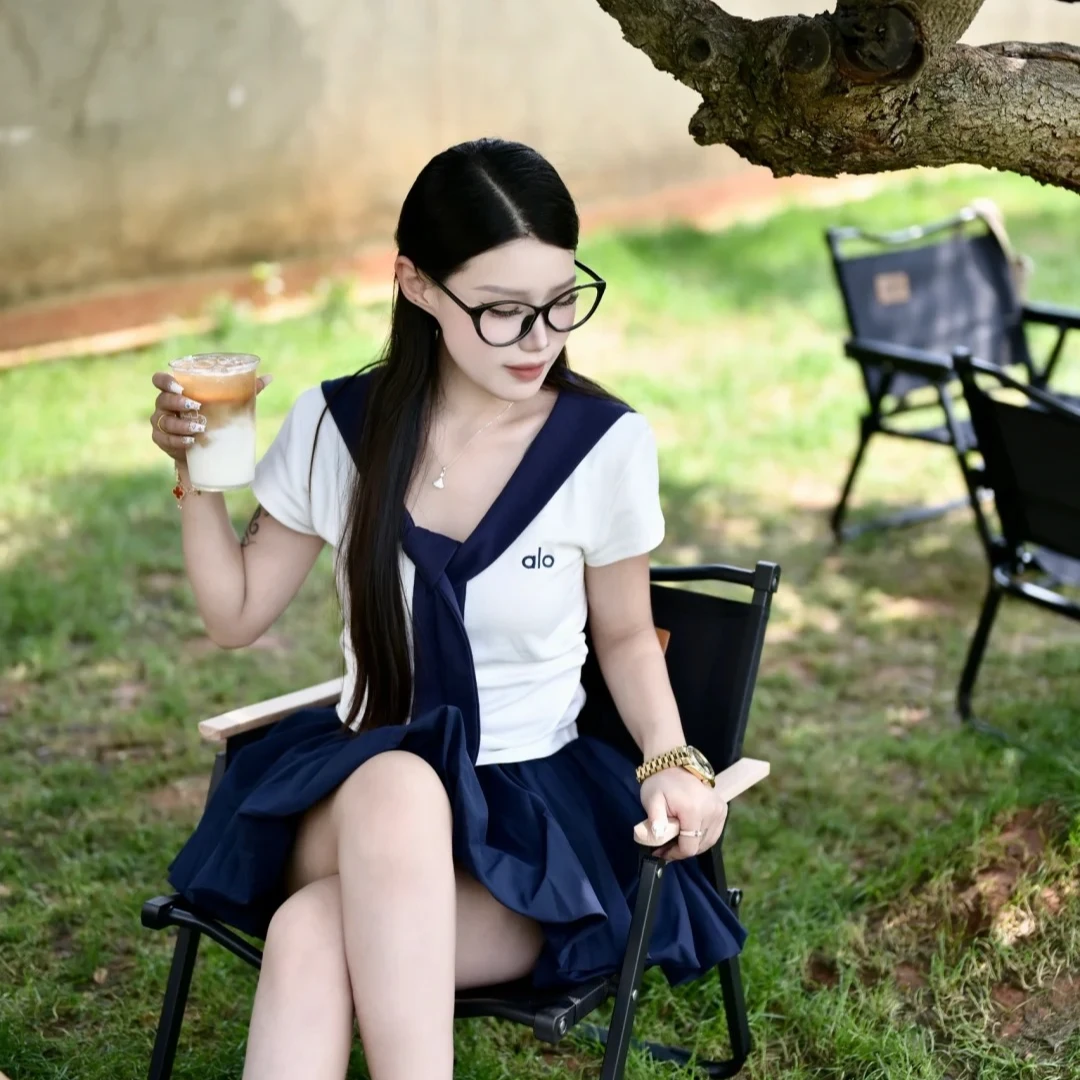 超级显白显瘦可爱气质短袖抗皱T恤服装V领海军领海军风拼接学生