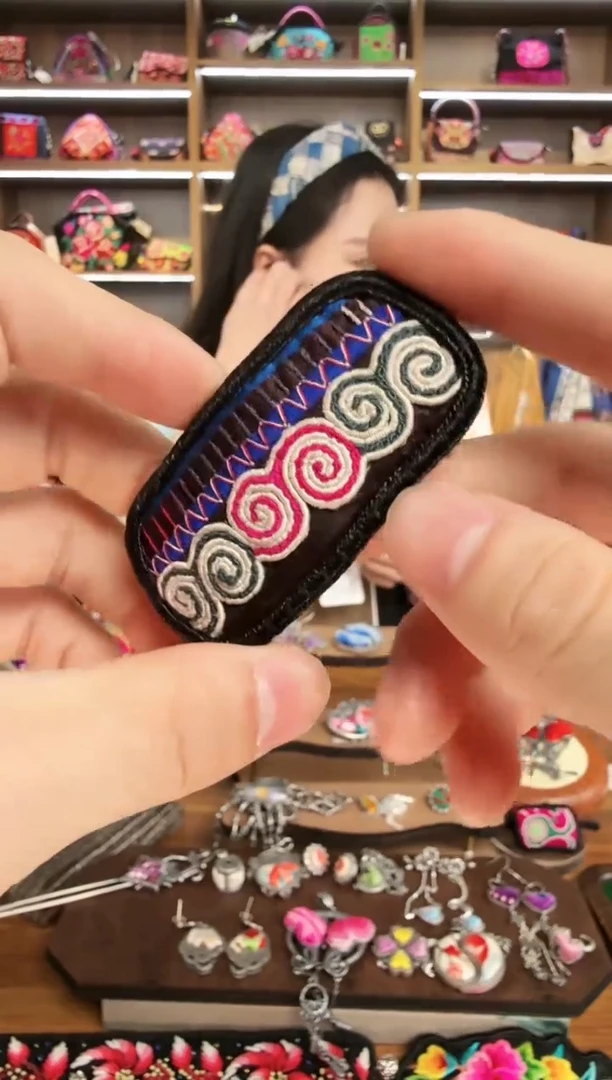 【闪购商品】织绣44蒙阿苏苗绣传承