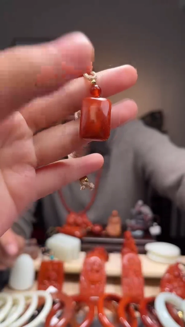 颈饰未镶嵌南红玛瑙吊坠