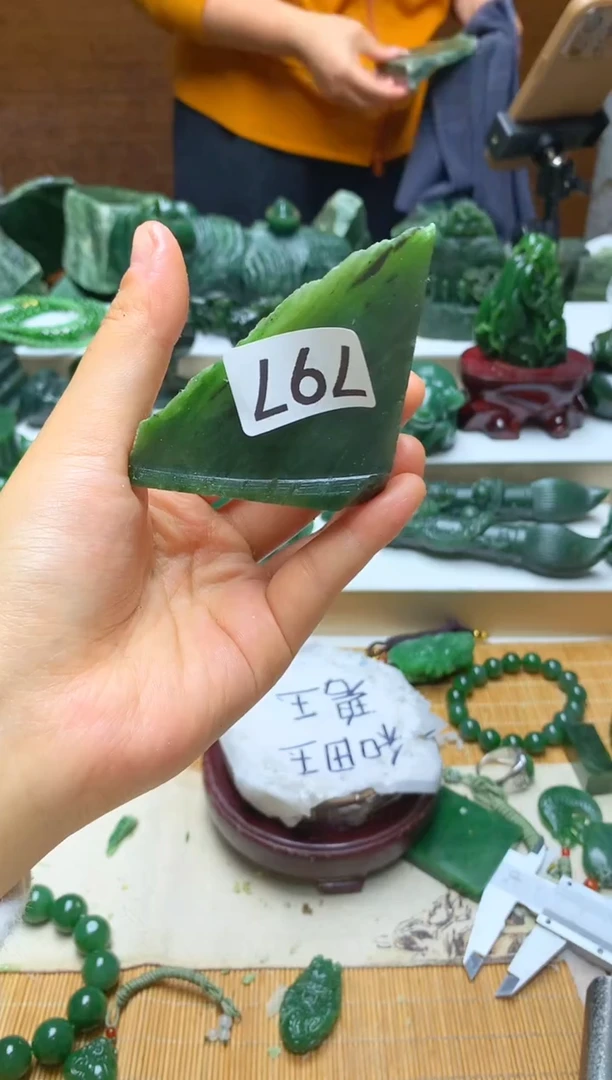 未镶嵌和田玉摆件1