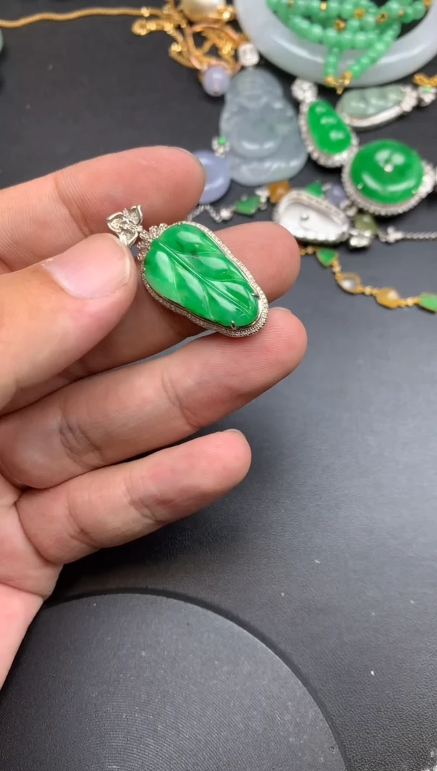 颈饰18K金镶嵌翡翠乐乐麻麻商品不退不换