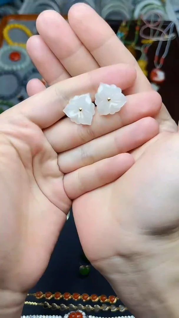 18K金镶嵌和田玉耳饰花花 06