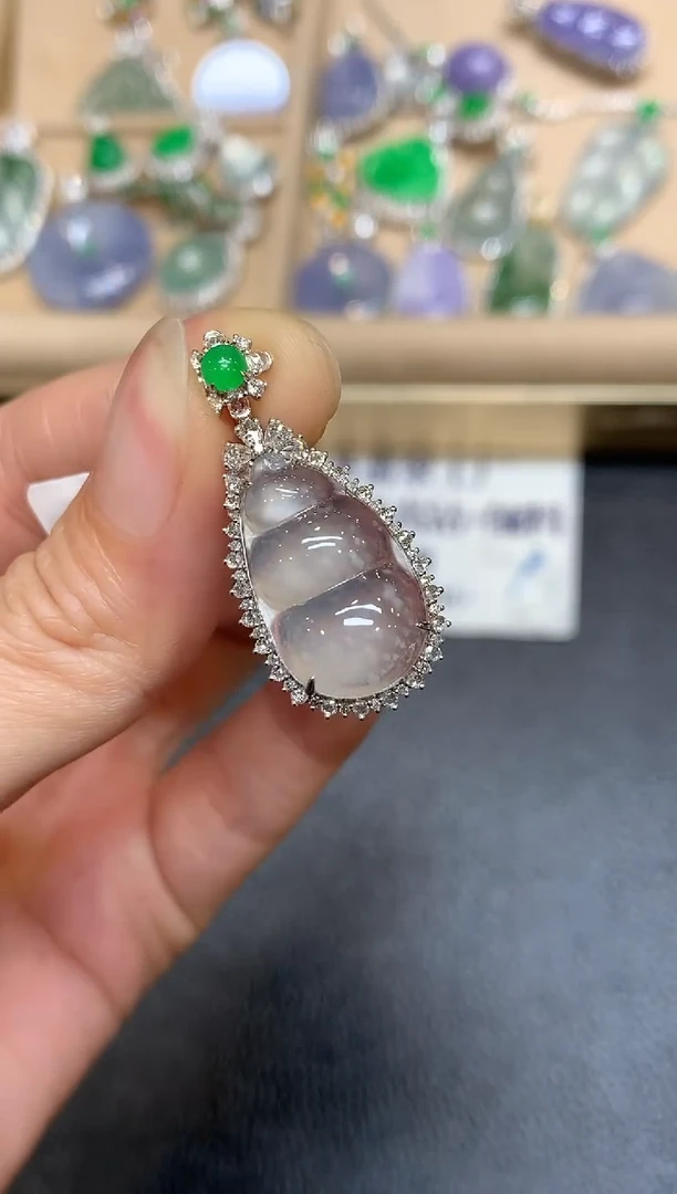 颈饰18K金镶嵌翡翠福豆【无服务费