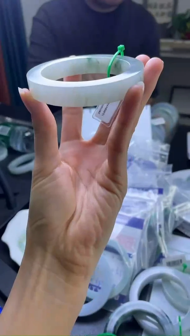未镶嵌手镯定制翡翠手镯
