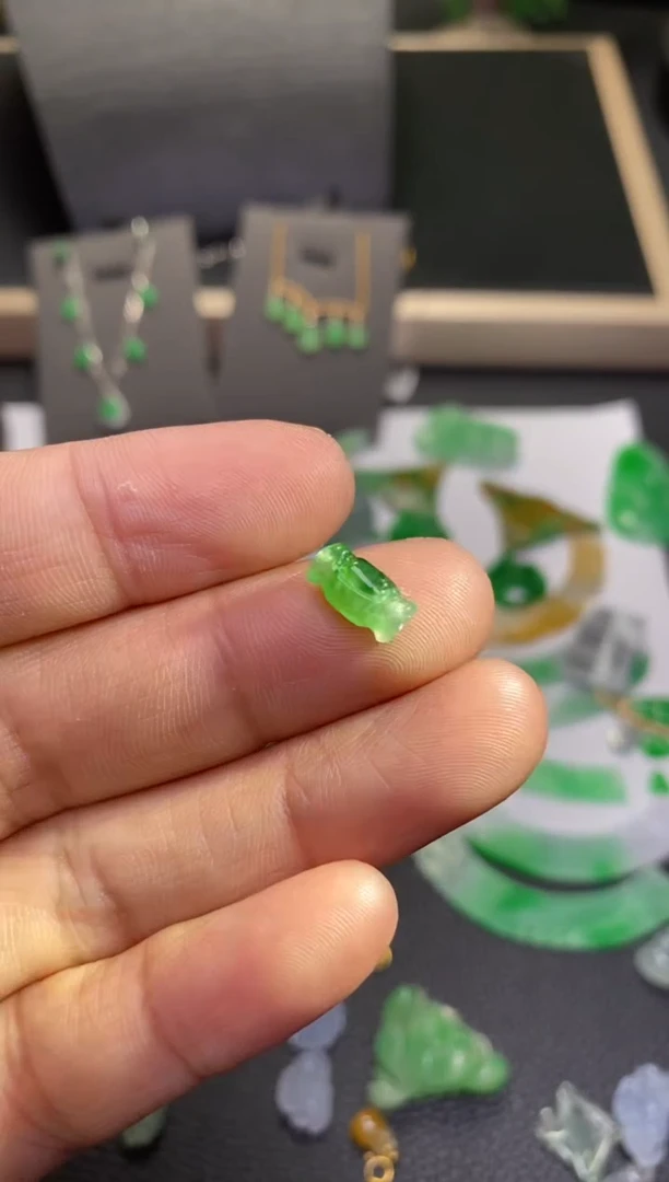 翡翠未镶嵌颈饰净货39754