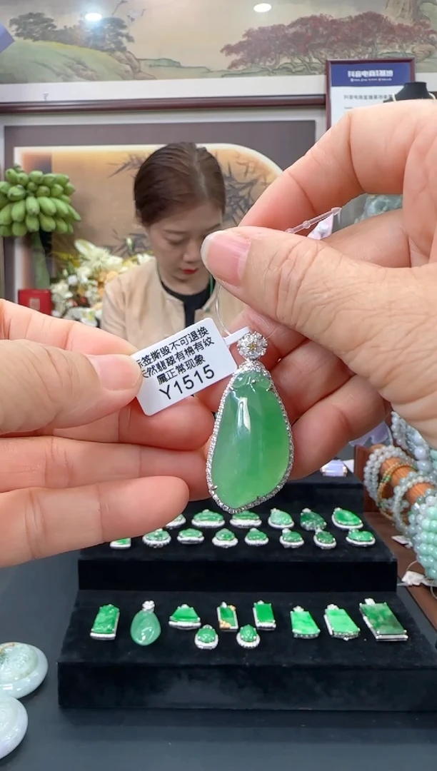 翡翠18K金镶嵌颈饰Y1515福果