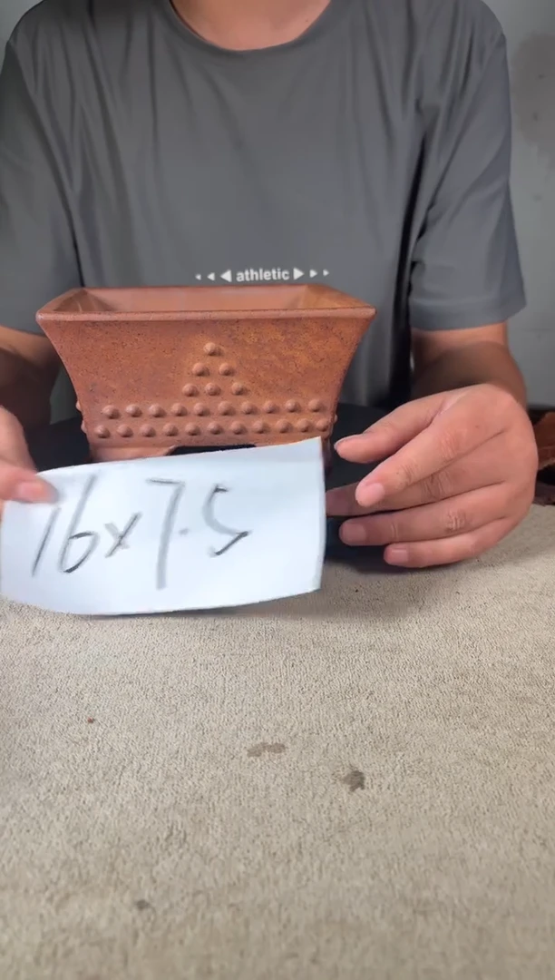 A宜兴紫砂小花盆