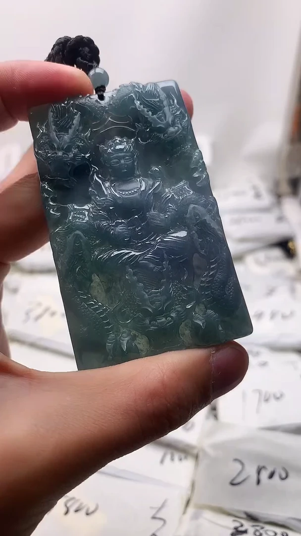 翡翠未镶嵌颈饰广**拿虚空藏