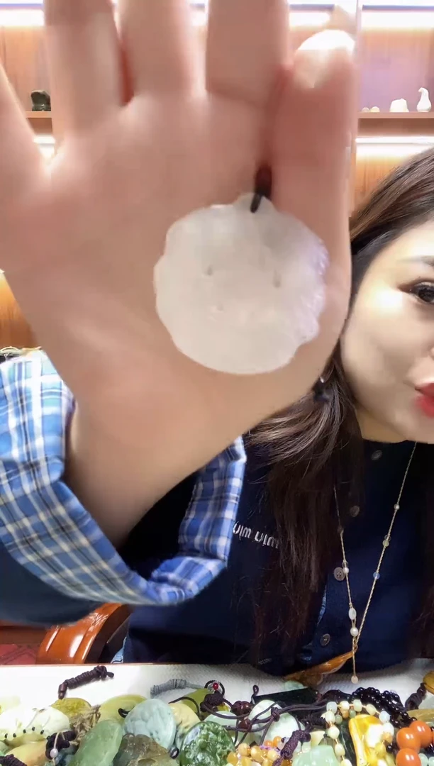 未镶嵌蛇纹石玉吊坠