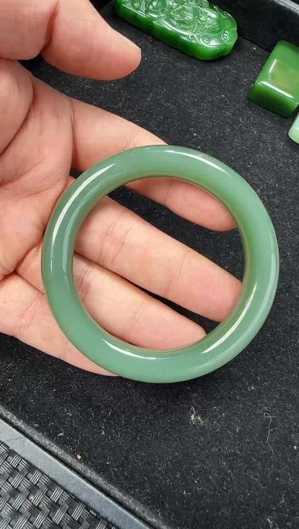 和田玉手镯未镶嵌粉青起荧光无结构52.5圈口