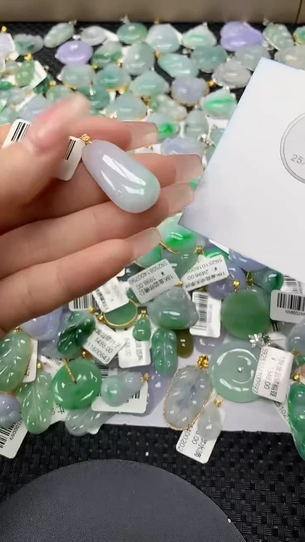 颈饰18K金镶嵌翡翠a货支持复检百元以上9元证书费自理