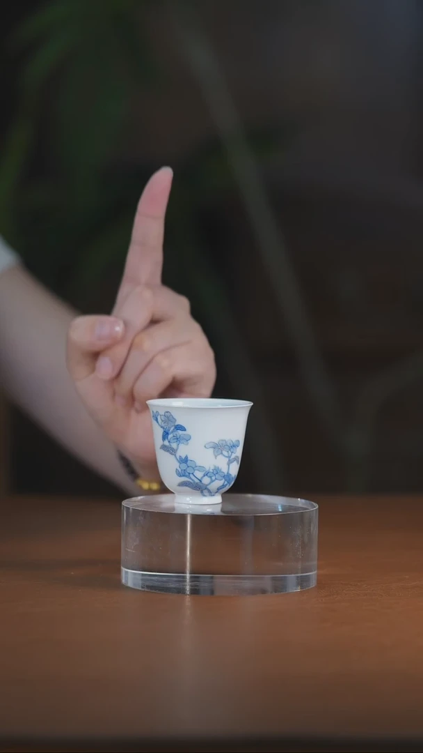 青花描银花卉闻香杯