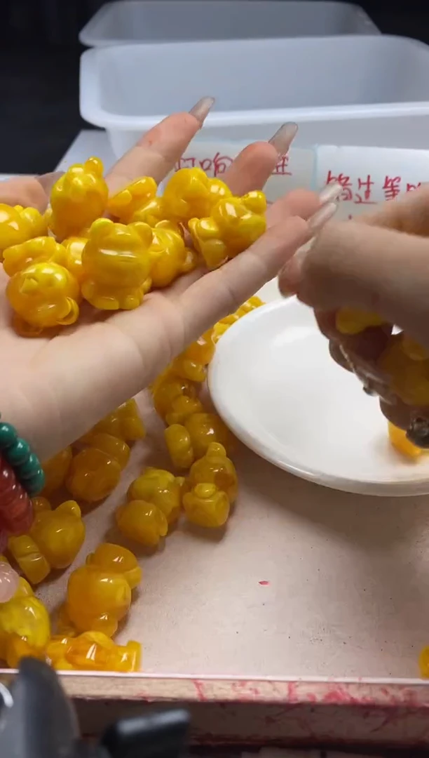 【闪购商品】蜜蜡颈饰未镶嵌w1337鸡油黄蜜蜡小熊*1个