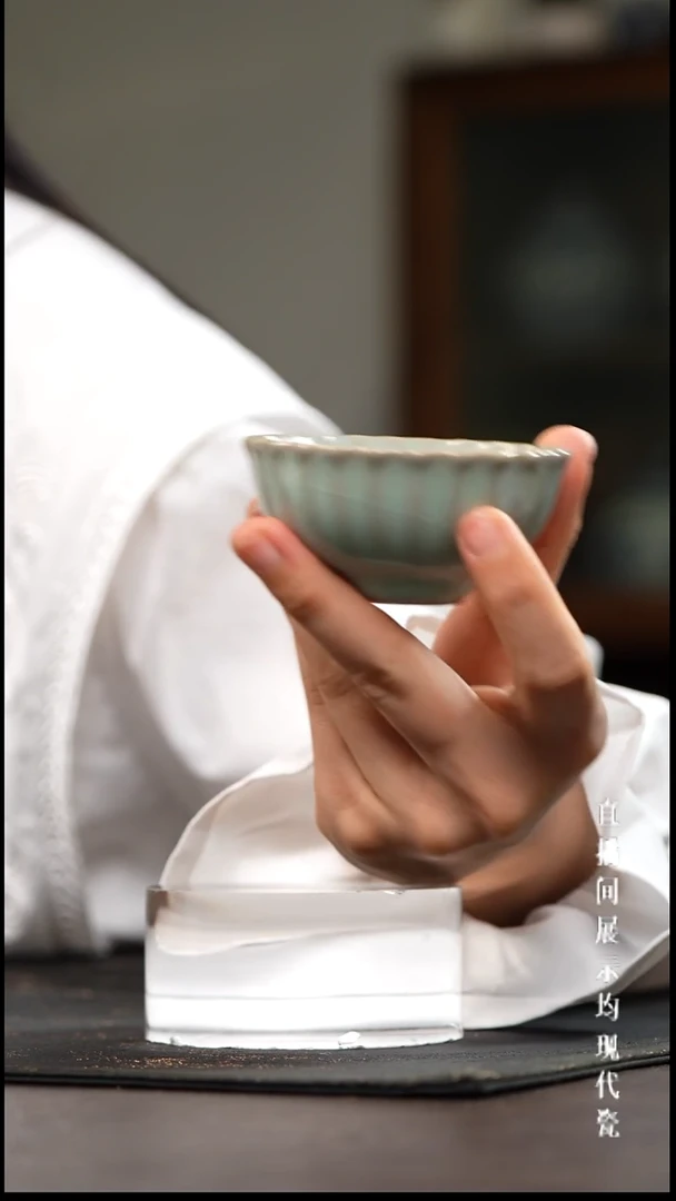 景德镇汝窑杯杯。