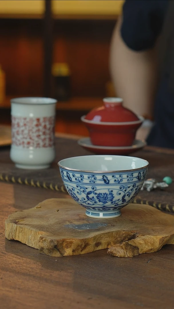 包银青花缠枝莲杯..