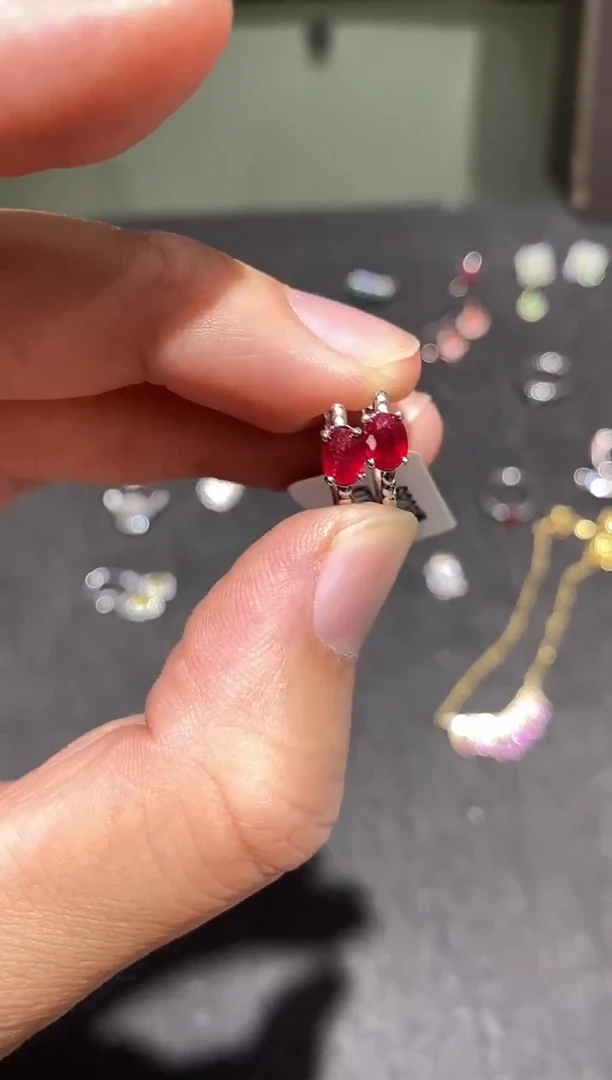 无925银缅甸鸽血红耳钉