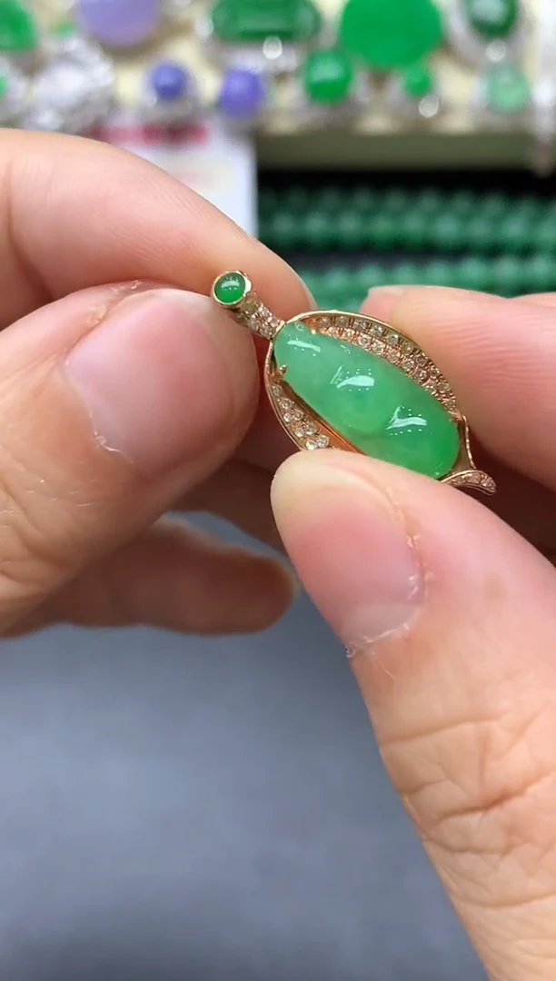 颈饰18K金镶嵌翡翠300-中国好珍宝