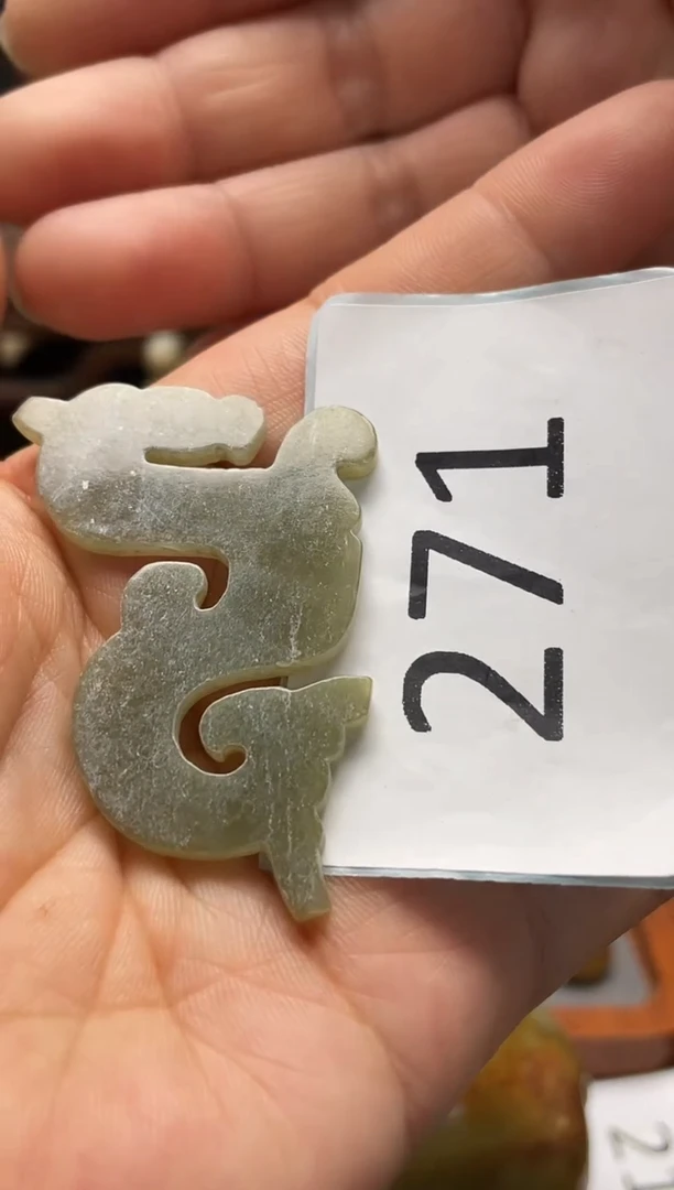 和田玉未镶嵌颈饰.