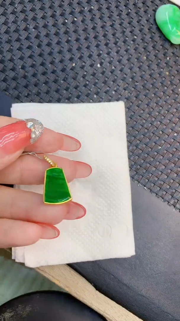 颈饰未镶嵌翡翠1