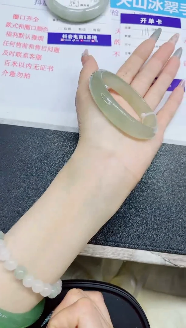 石英质玉手镯未镶嵌111.