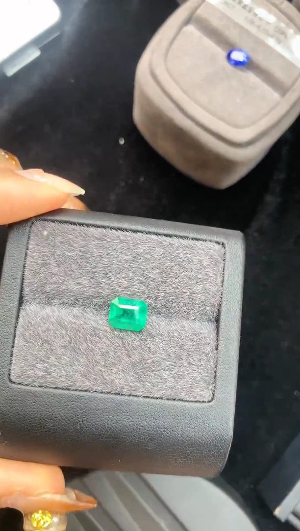 裸石未镶嵌祖母绿2.5克拉赞比亚祖母绿