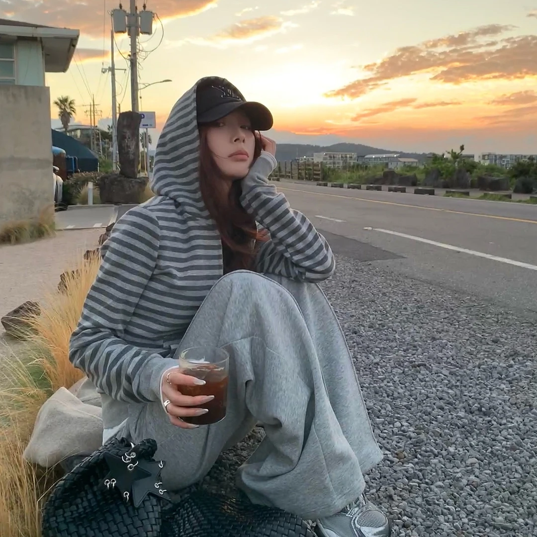 慵懒假期连帽条纹短款开衫卫衣+百搭灰色宽松显瘦阔腿卫裤长裤N