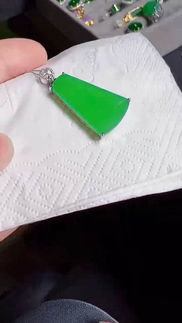 颈饰18K金镶嵌翡翠无事牌