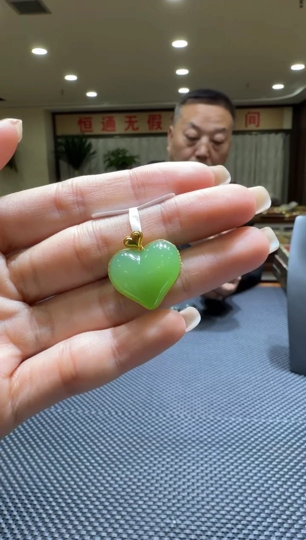 颈饰18K金镶嵌和田玉挂件