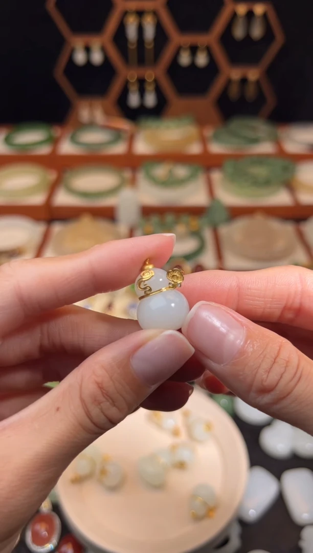 18K金镶嵌和田玉挂件福利