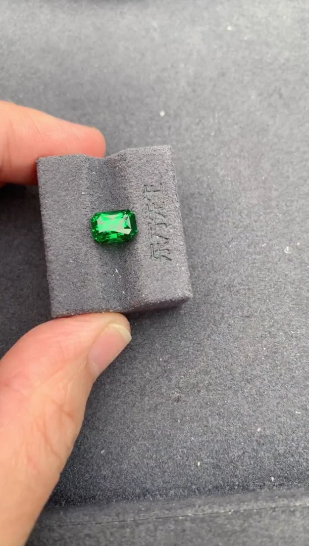 未镶嵌珠宝半成品石榴石（沙弗莱）2ct沙弗莱 BE 定制