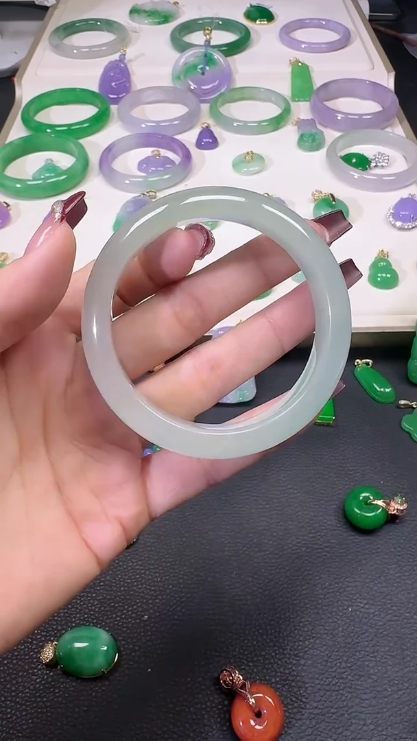 【闪购商品】砖雕晴水镯子色镯子