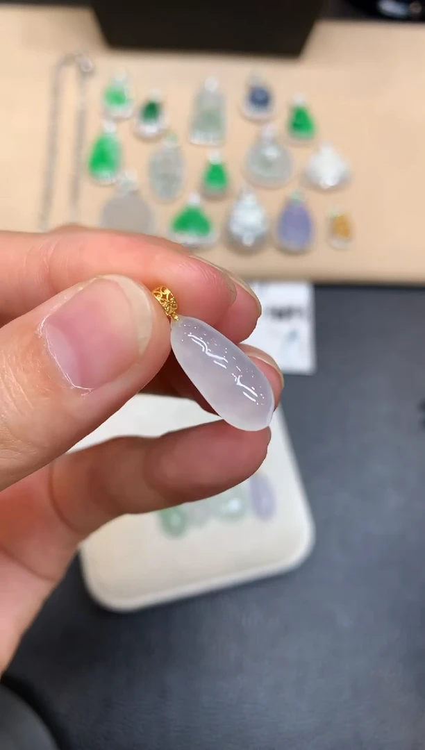 颈饰18K金镶嵌翡翠福瓜【无服务费