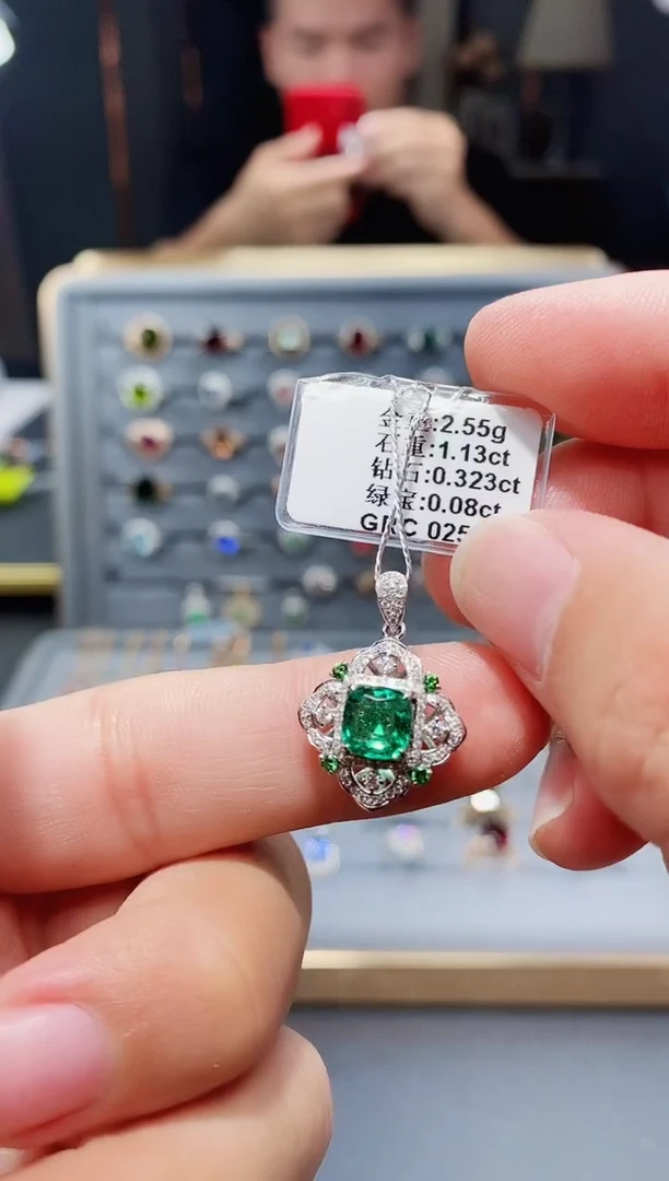 18K金镶嵌颈饰祖母绿1.13.
