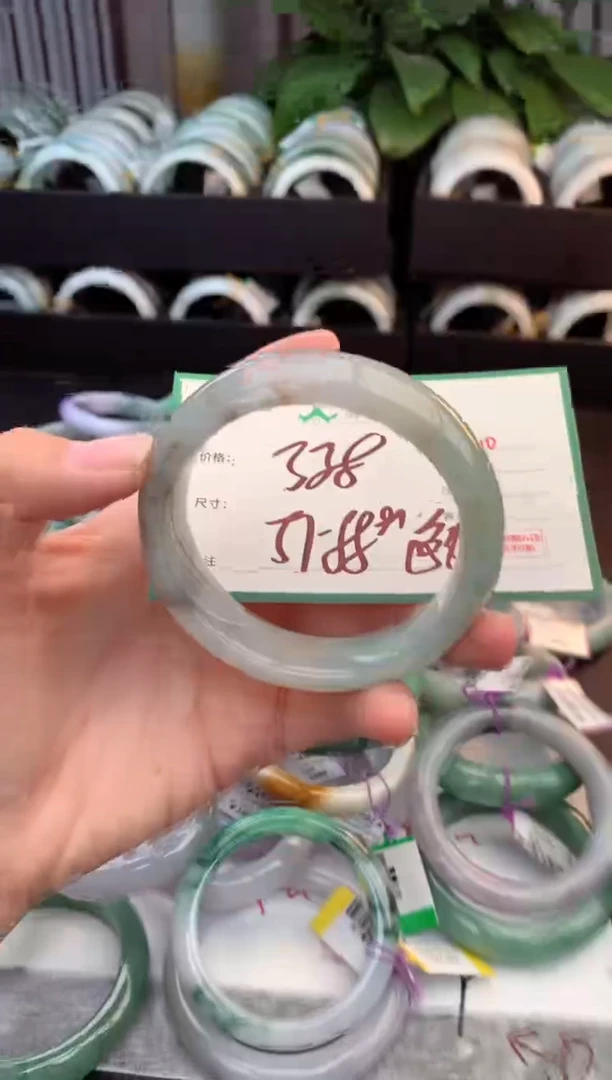 未镶嵌定制翡翠毛货需精细抛光+多人